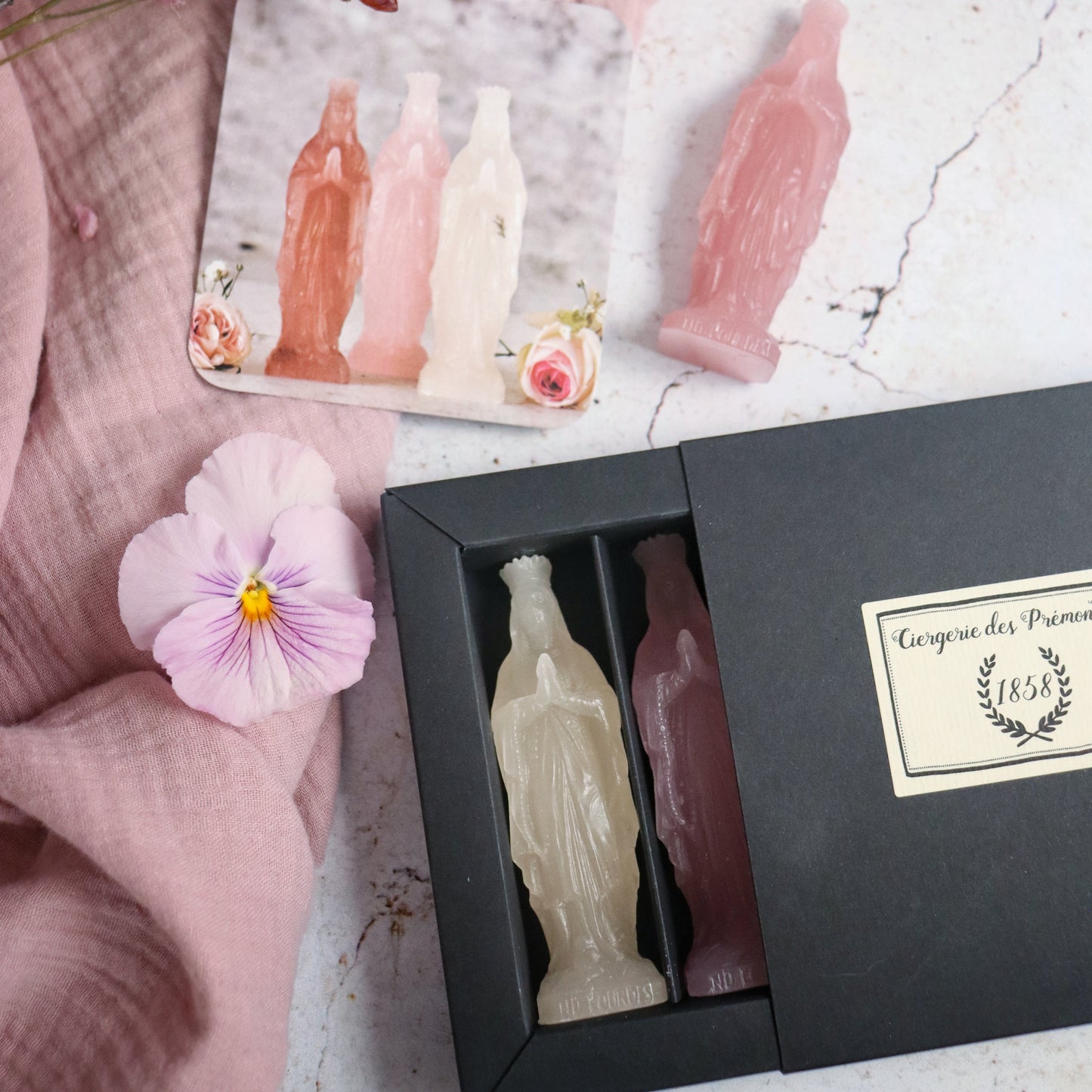 COFFRET DE 3 VIERGES ROSE ET BLANC 2 DE LA CIERGERIE DES PREMONTRES - LA PETITE BOITE JAUNE