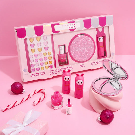 Coffret beauté avec un baume cerise, un vernis fraise, des strass coeurs et un miroir de poche.