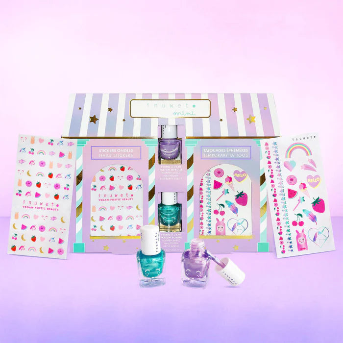 Coffret composé de deux vernis à l'eau, d'une planche de stickers pour les ongles, d'une planche de tatouages éphémères.