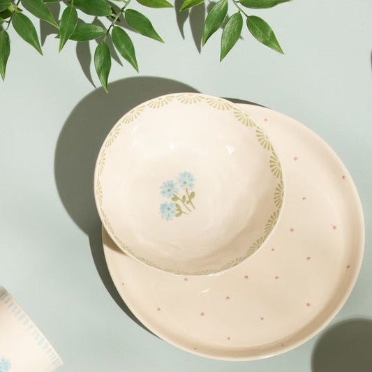 Bol avec décor floral dans les tons bleus et verts pastels. 