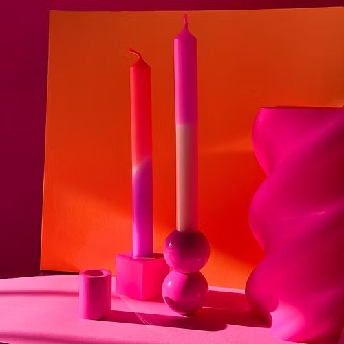 Bougeoirs empilables, rose vif, de différentes formes. 