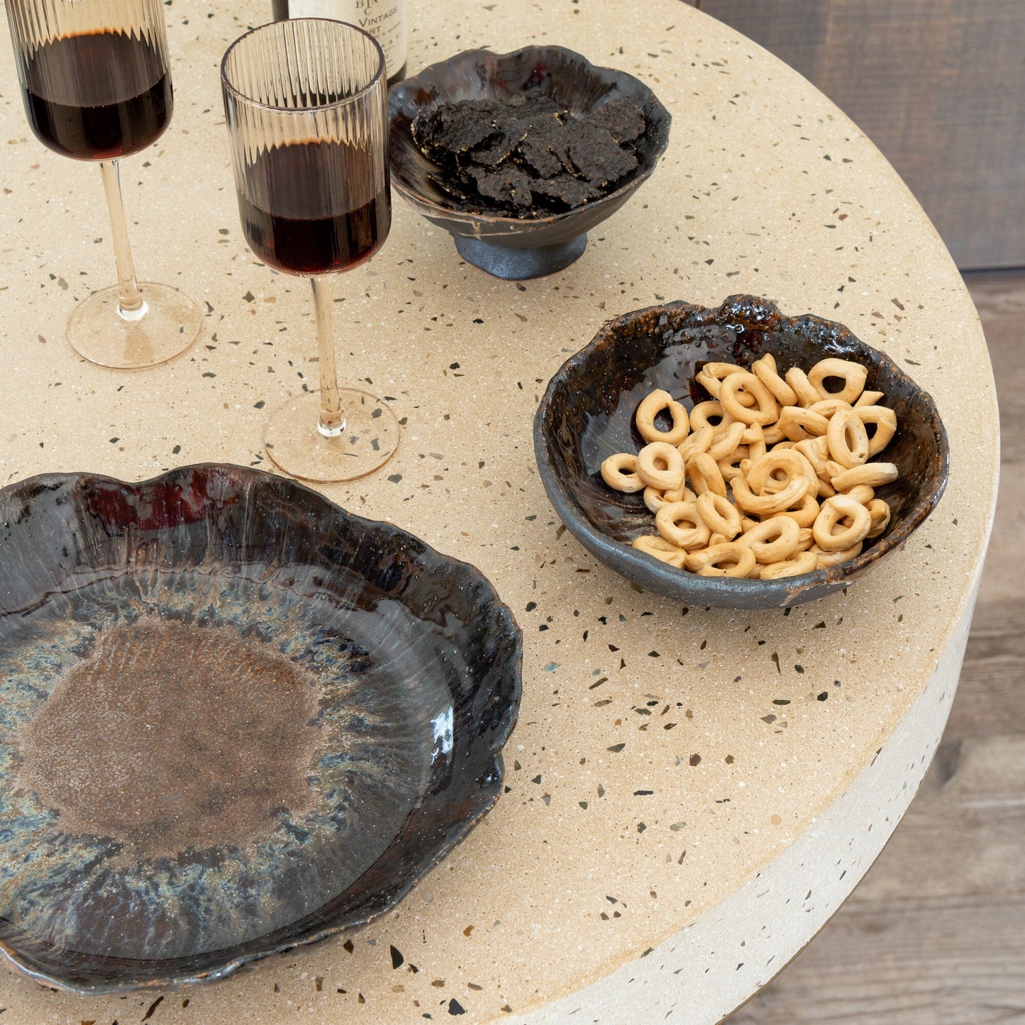 Coupelle décorative en céramique brun et noir. 