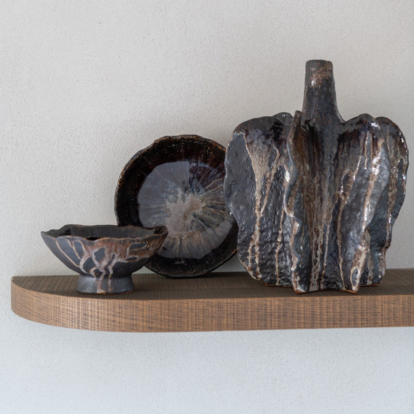 Coupelle décorative en céramique brun et noir. 