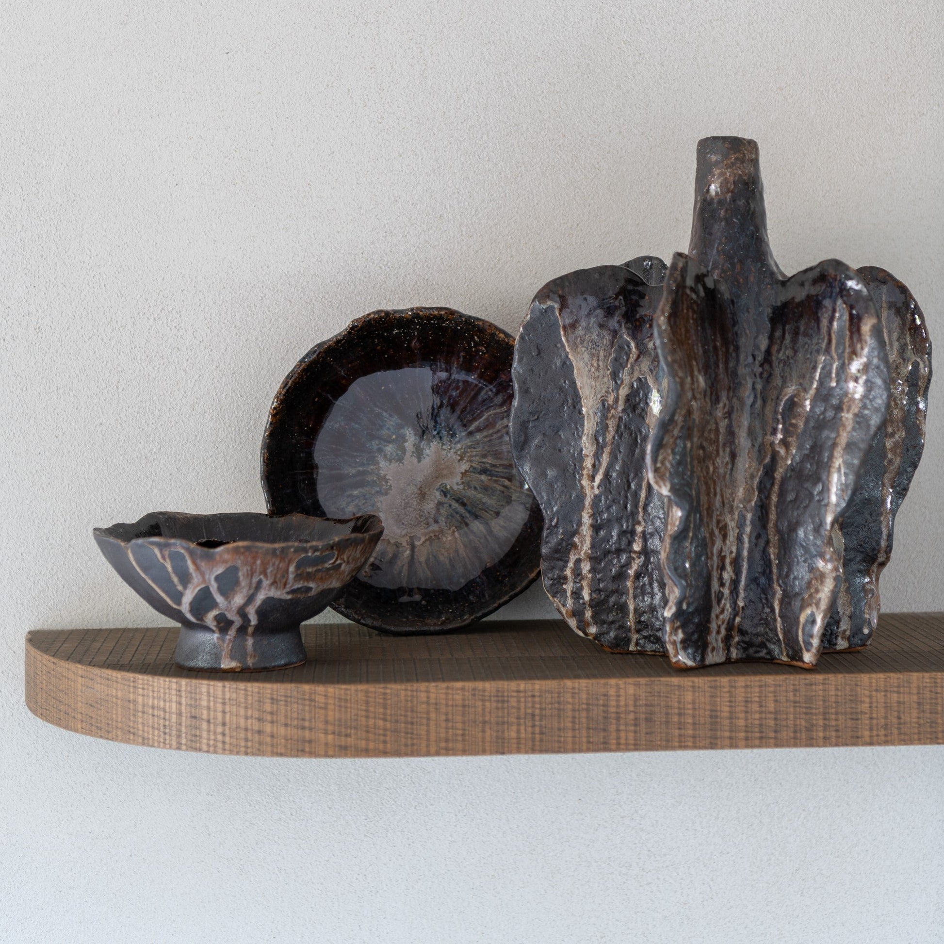 Coupelle décorative en céramique brun et noir. 