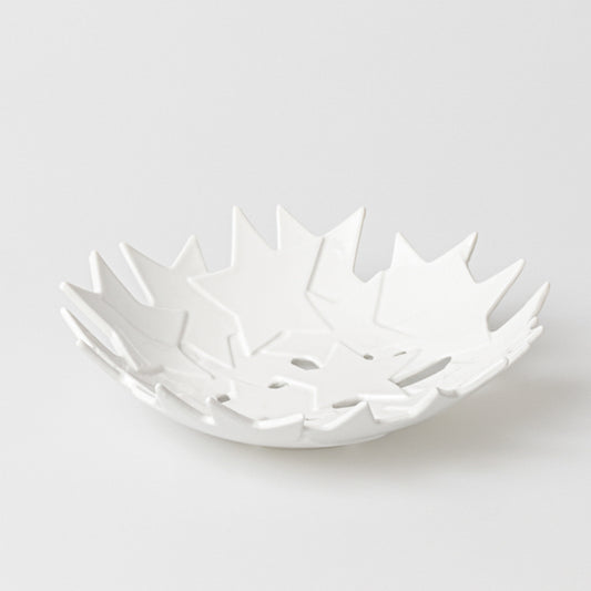 Coupe en porcelaine émaillée, formée par une constellation d’étoiles en léger relief assemblées entre elles.