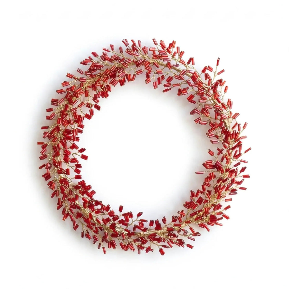 Couronne de perles rouges à suspendre ou à poser comme décoration de Noël.