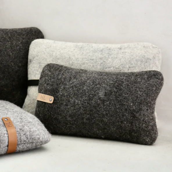 Coussins rectangulaire en laine feutrée française, coloris, gris et blanc avec un lien en cuir.