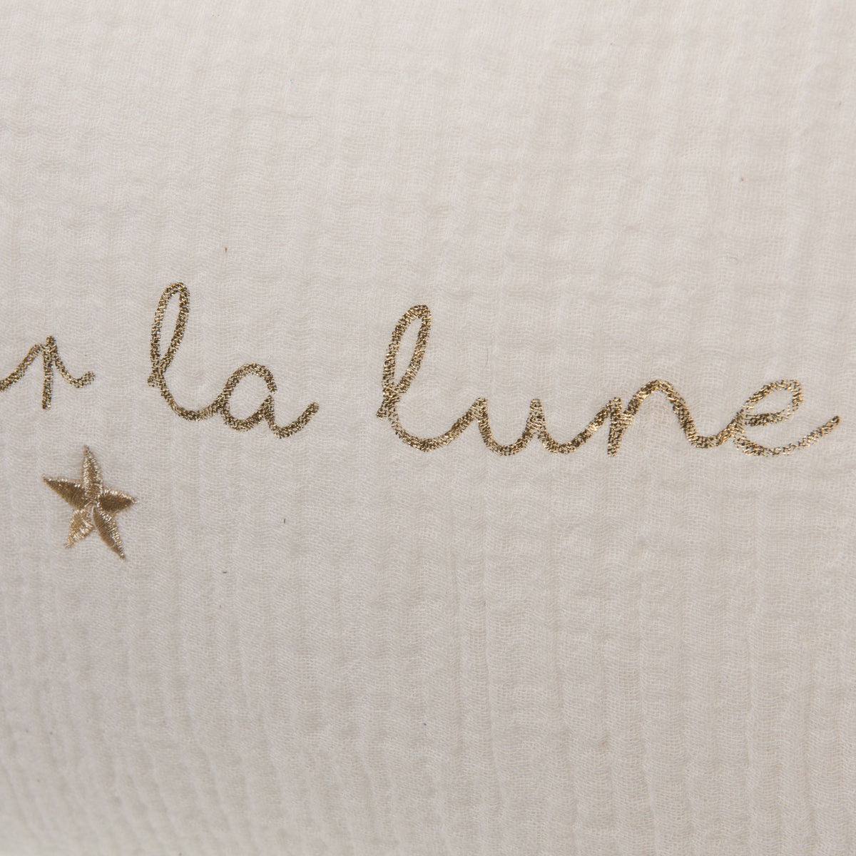 COUSSIN EN GAZE DE COTON AVEC TEXTE DORE - LA PETITE BOITE JAUNE