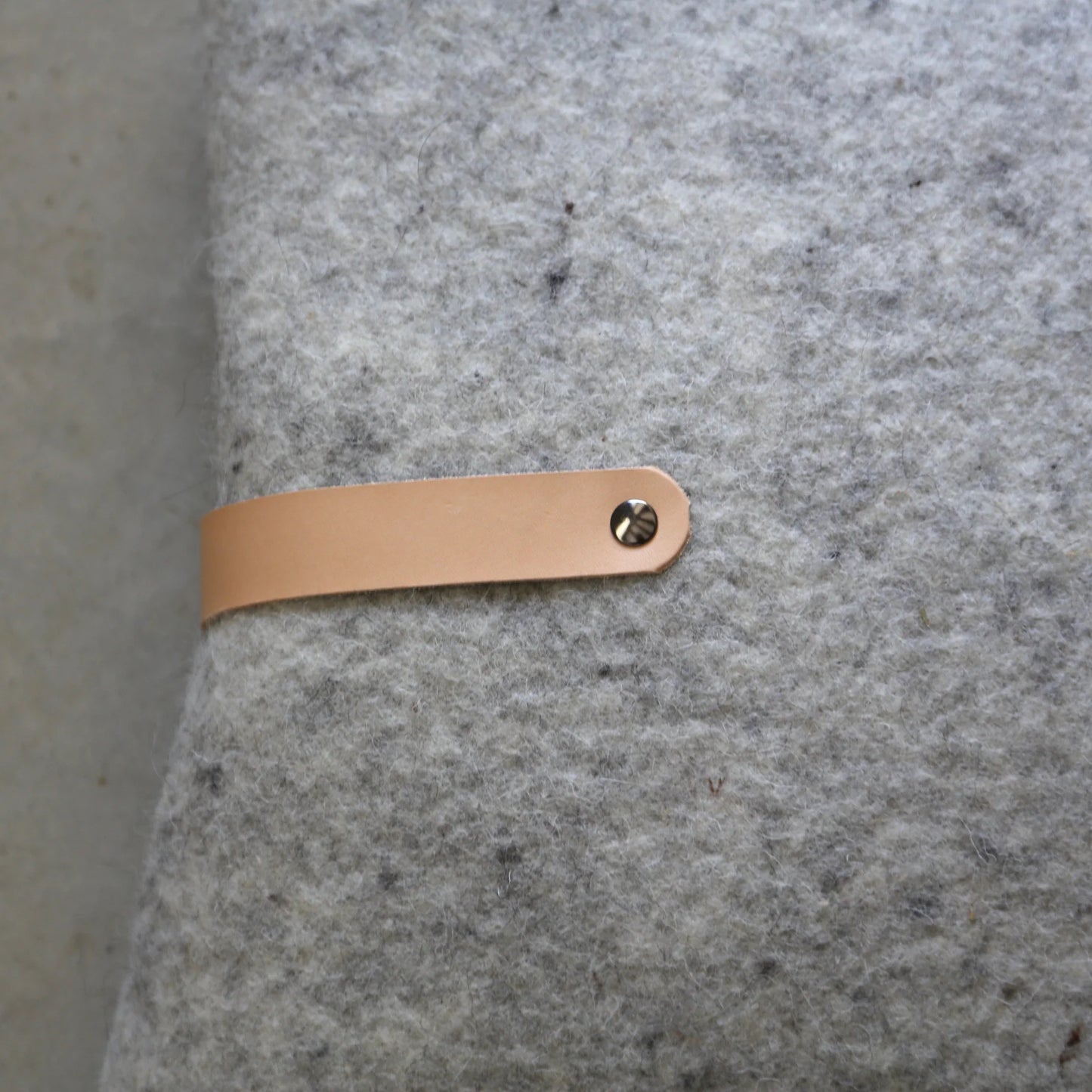 Coussin en laine feutrée gris clair française avec un lien en cuir. 