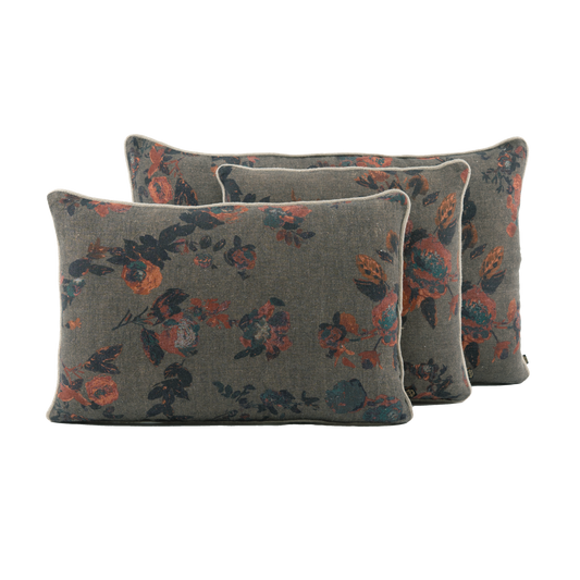 Coussin rectangulaire en lin, housse avec imprimé floral dans les tons vert kaki, bleu foncé, orangé. 