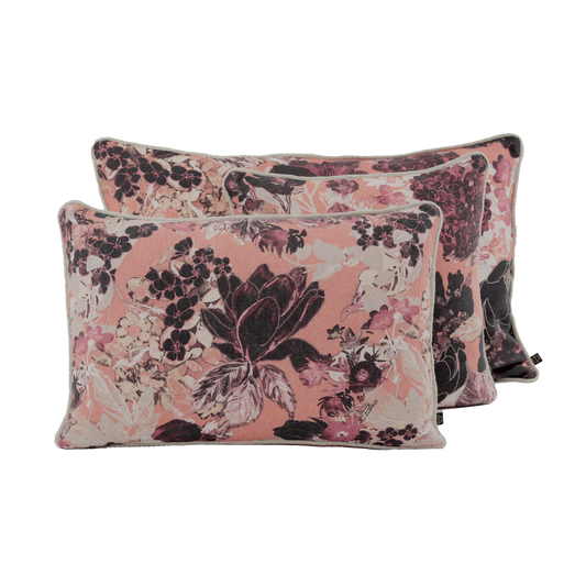 Coussin rectangulaire en lin, housse avec imprimé floral dans les tons violet, blanc et rose. 