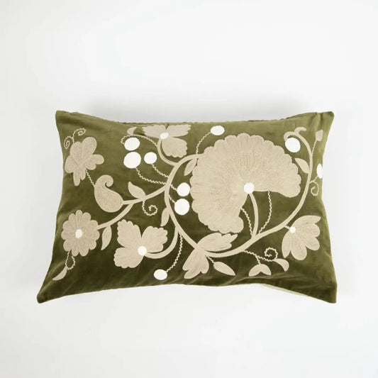 Coussin rectangulaire en velours vert kaki avec des broderies beige, à motif floral. 