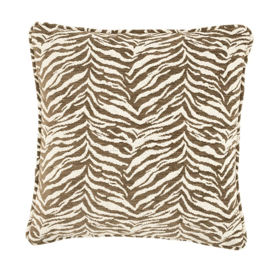 Coussin décoratif à motif tigré marron.