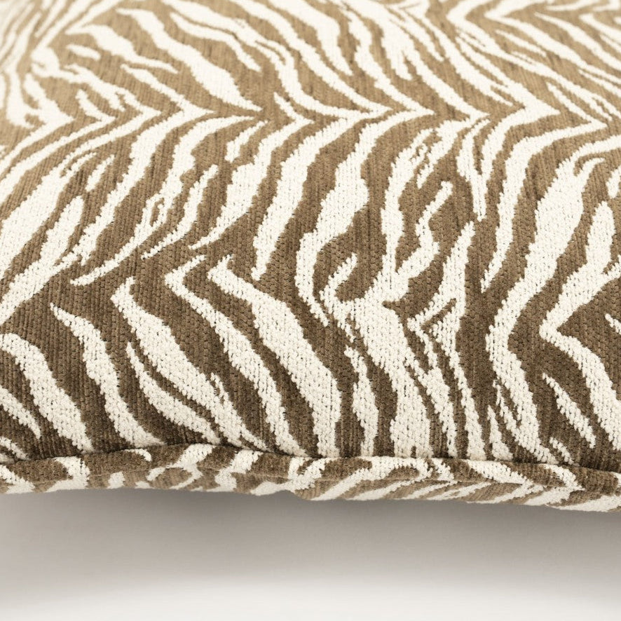 Coussin décoratif à motif tigré marron.