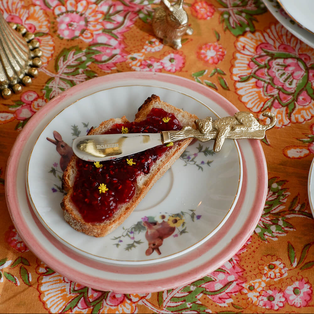 Couteau à beurre avec manche en laiton sculpté léopard. 