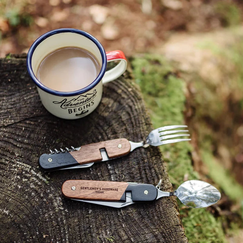 Set de couverts pliables de camping avec fourchette, couteau et cuillère entre autre.