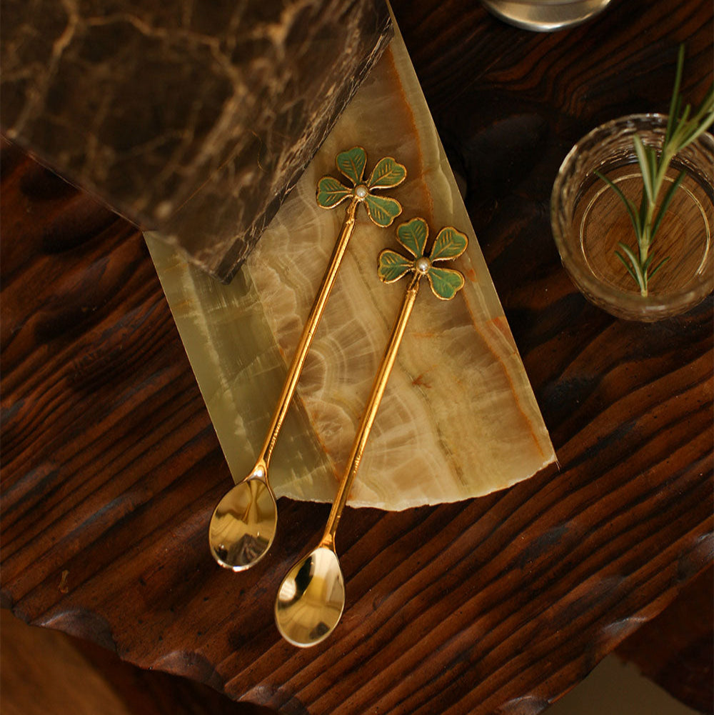 Set de cuillère à café en laiton avec un trèfle à 4 feuilles en bout de manche.