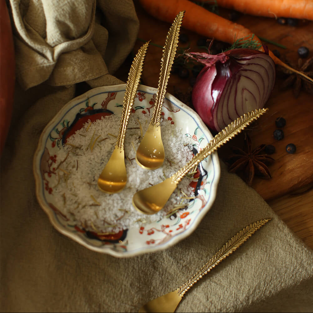 Set de 4 cuillères en laiton avec manche sculpté plume.