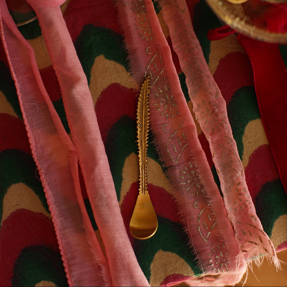 Set de 4 cuillères en laiton avec manche sculpté plume.