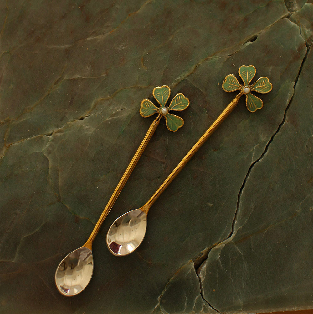 Set de cuillère à café en laiton avec un trèfle à 4 feuilles en bout de manche.