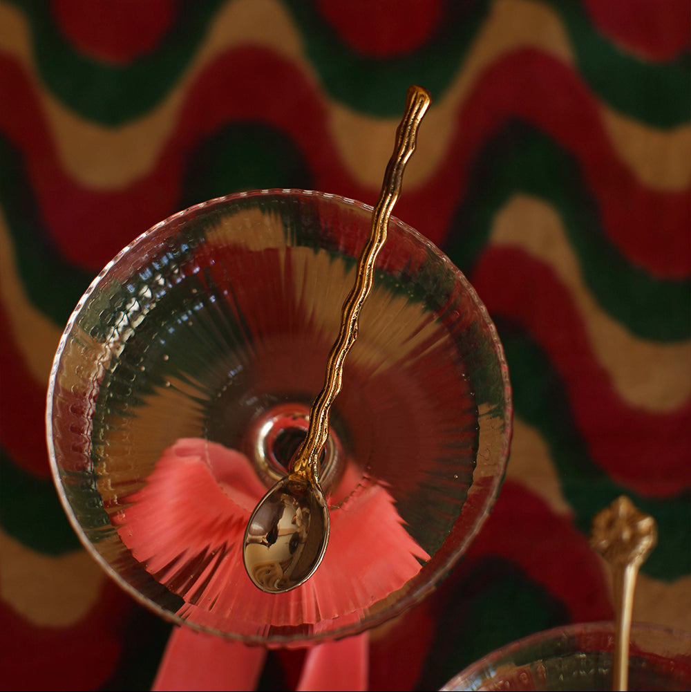 Cuillère à café en laiton avec manche torsadé.