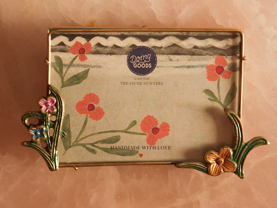 Cadre photo doré avec fleurs en relief