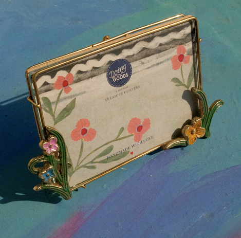 Cadre photo doré avec fleurs en relief