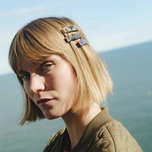 Barrettes 6 cm de 23 Degrés, coloris beige, motif classique léopard, portée par une femme.