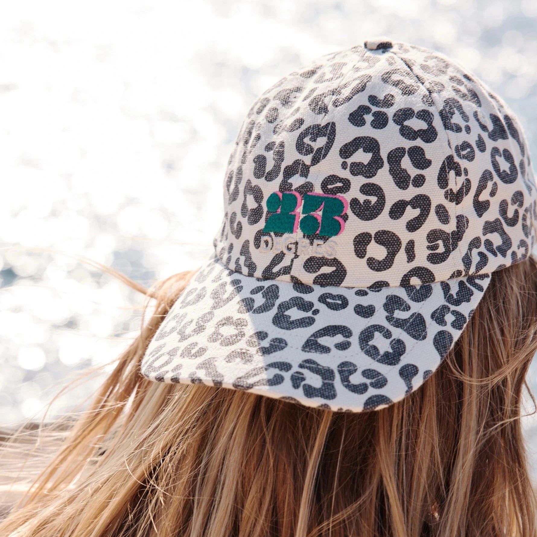 Casquette à motifs léopard beige avec logo brodé en vert sapin - Collaboration Rose in April x 23DEGRES