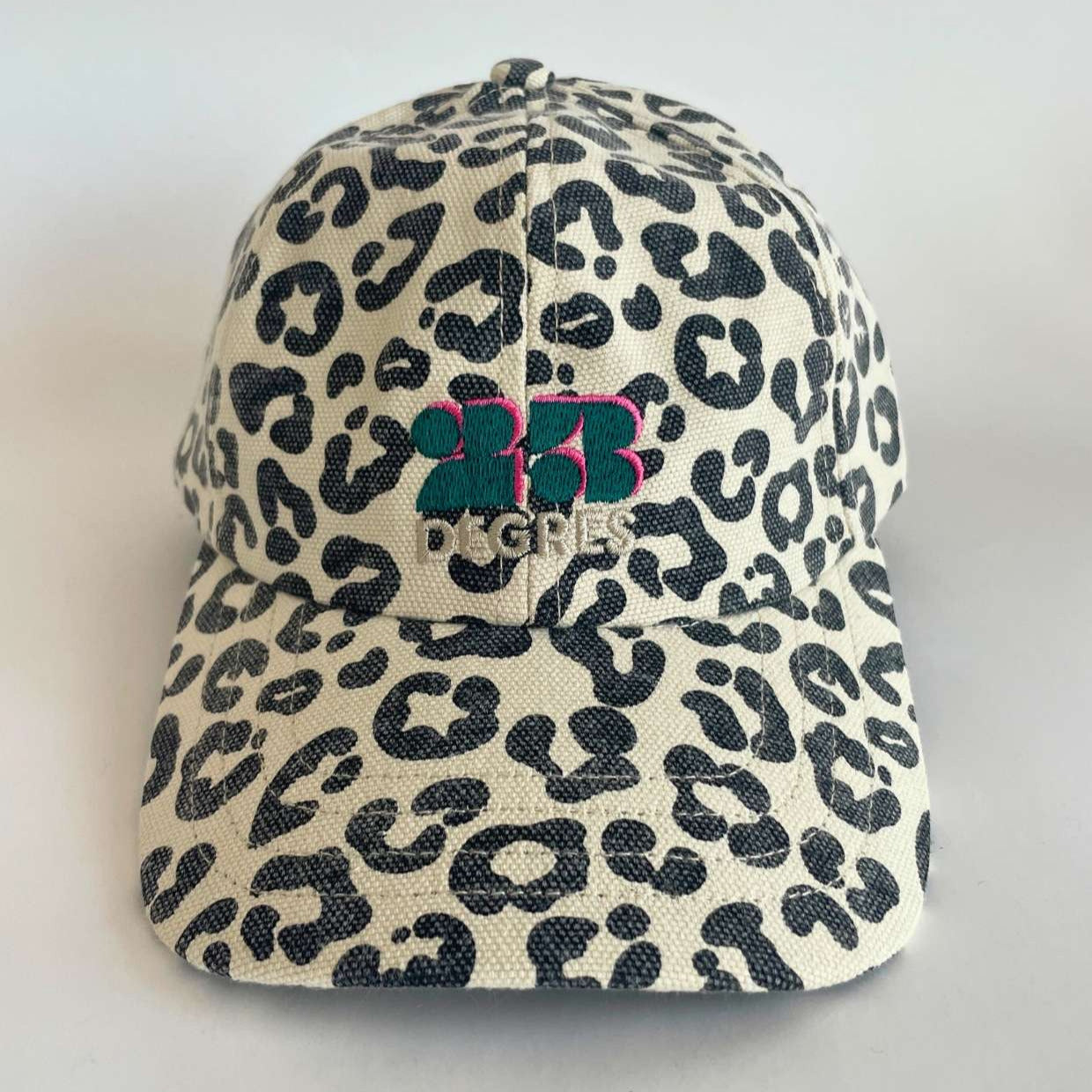 Casquette à motifs léopard beige avec logo brodé en vert sapin - Collaboration Rose in April x 23DEGRES