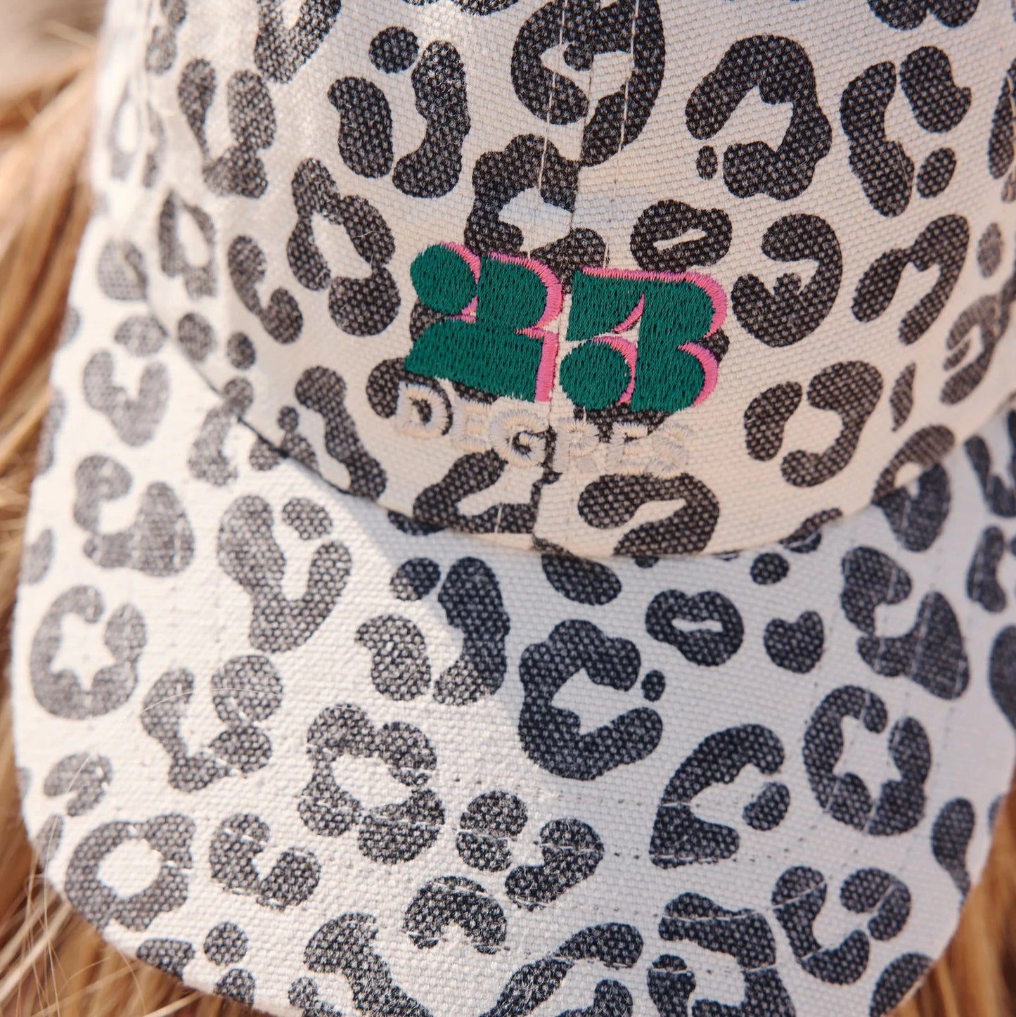 Casquette à motifs léopard beige avec logo brodé en vert sapin - Collaboration Rose in April x 23DEGRES