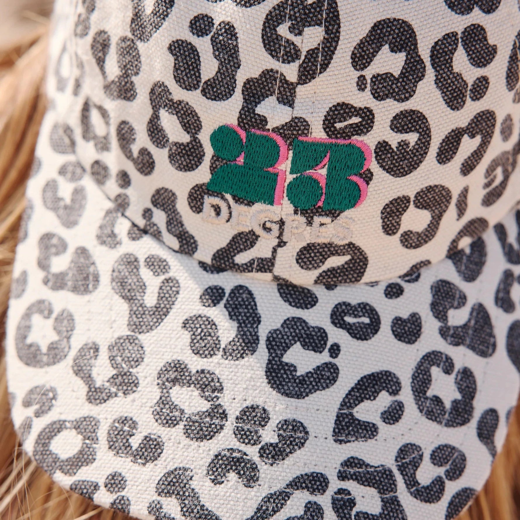 Casquette à motifs léopard beige avec logo brodé en vert sapin - Collaboration Rose in April x 23DEGRES