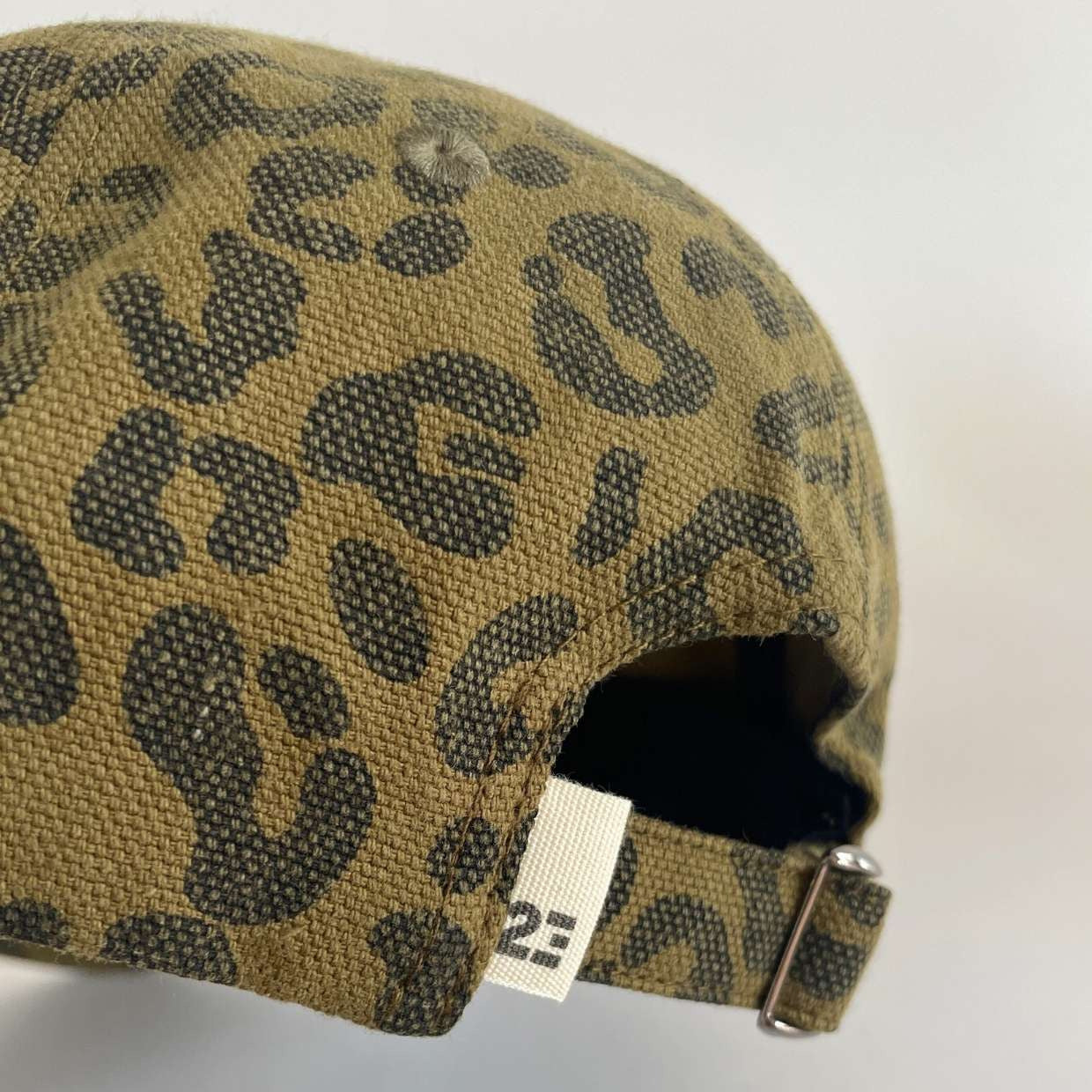 Casquette à motifs léopard, détail de l'arrière - Collaboration Rose in April x 23DEGRES