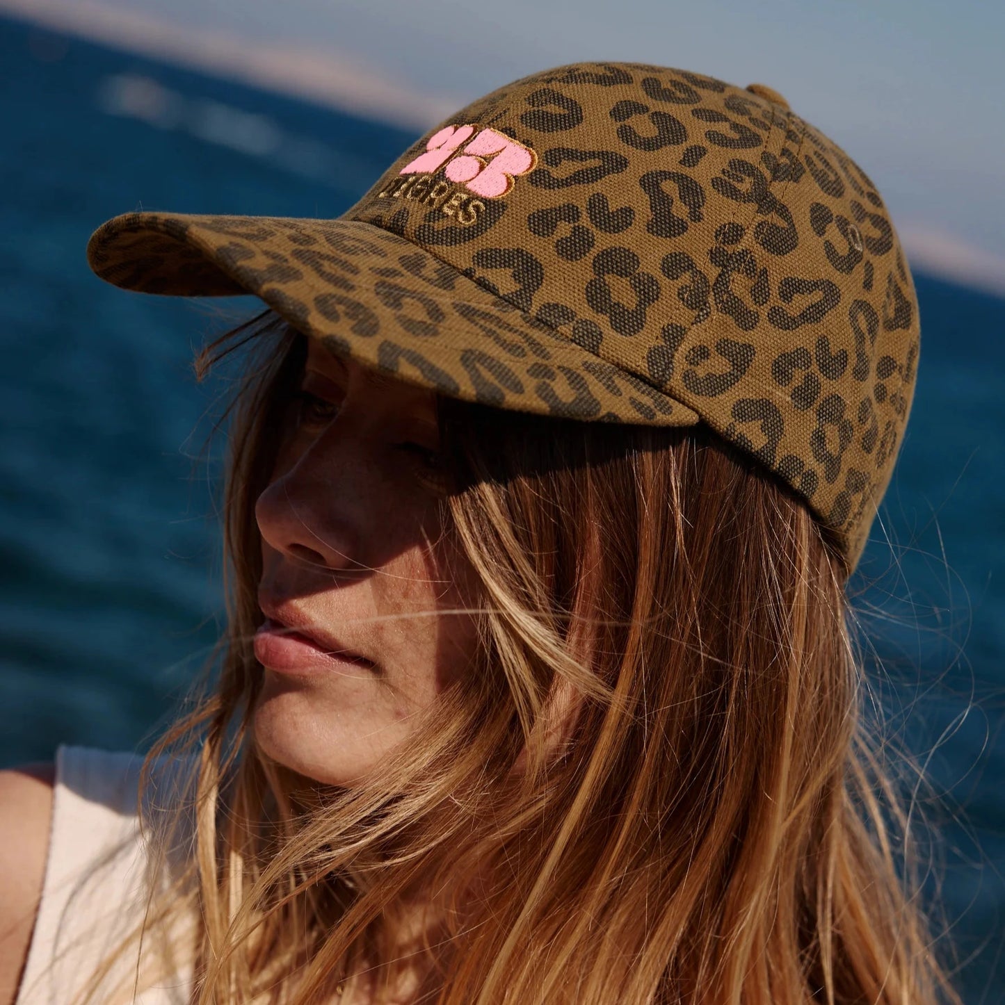 Casquette à motifs léopard kaki avec logo brodé en rose fluo - Collaboration Rose in April x 23DEGRES