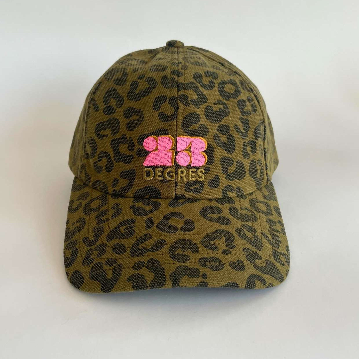 Casquette à motifs léopard kaki avec logo brodé en rose fluo - Collaboration Rose in April x 23DEGRES
