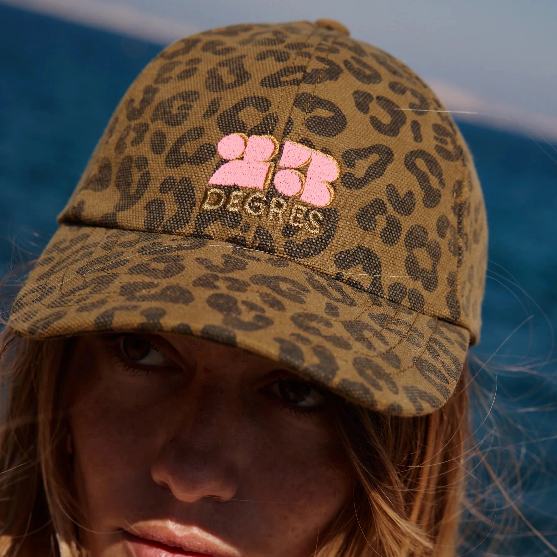 Casquette à motifs léopard kaki avec logo brodé en rose fluo - Collaboration Rose in April x 23DEGRES
