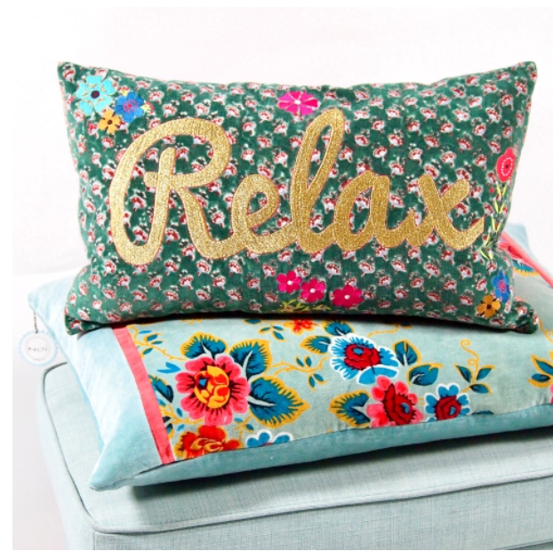Coussin_velours_imprim_et_broderie RELAX 2- LAPETITEBOITEJAUNE-