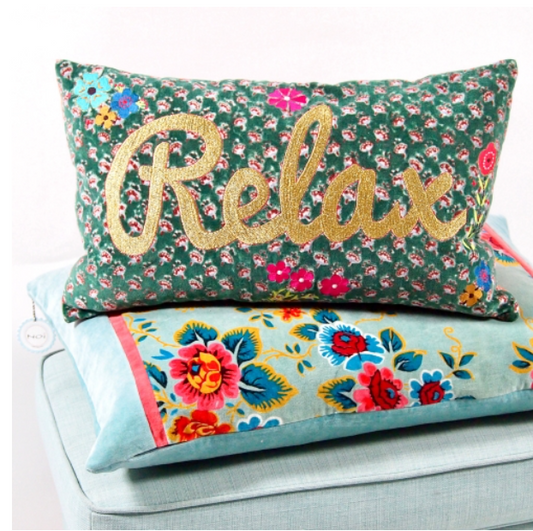 Coussin_velours_imprim_et_broderie RELAX 2- LAPETITEBOITEJAUNE-