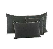 Charger l&#39;image dans la galerie, Coussin Haomy en lin lavé uni avec surpiqûre modèle CHENNAI 45 x 45 cm
