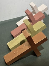 Charger l&#39;image dans la galerie, Croix en céramique émaillée au design contemporain
