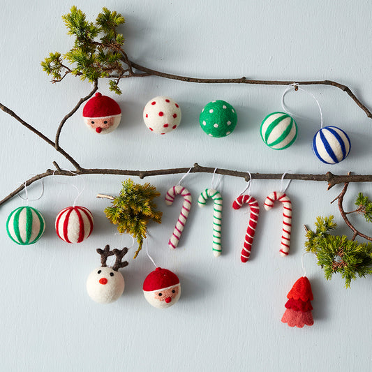Décorations de Noël à suspendre, de différentes formes et couleurs, dans les tons blancs et rouges.