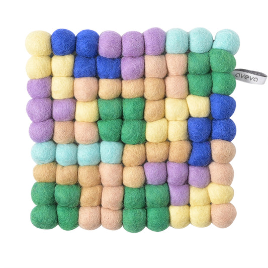 Dessous de plat carré en laine bouillie, inspiration tetris, coloris bleu, vert, beige et lilas. 