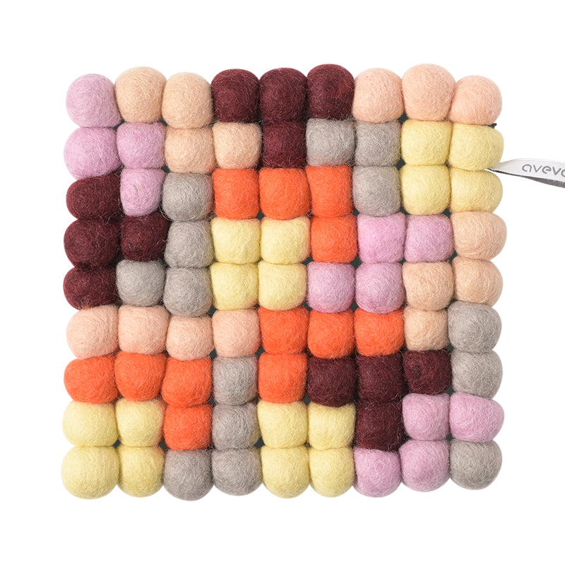 Dessous de plat carré en laine bouillie, inspiration tetris, coloris orange, bordeaux, jaune et gris.