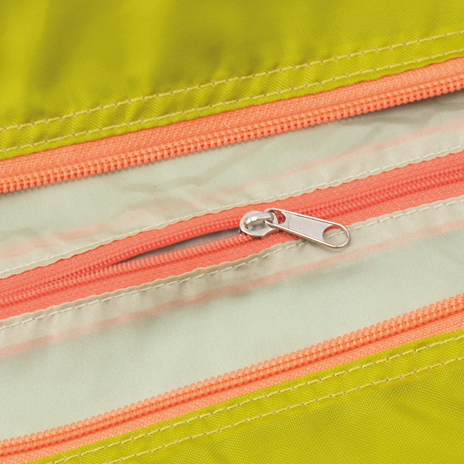 Détail de la fermeture éclair orange du sac vert.