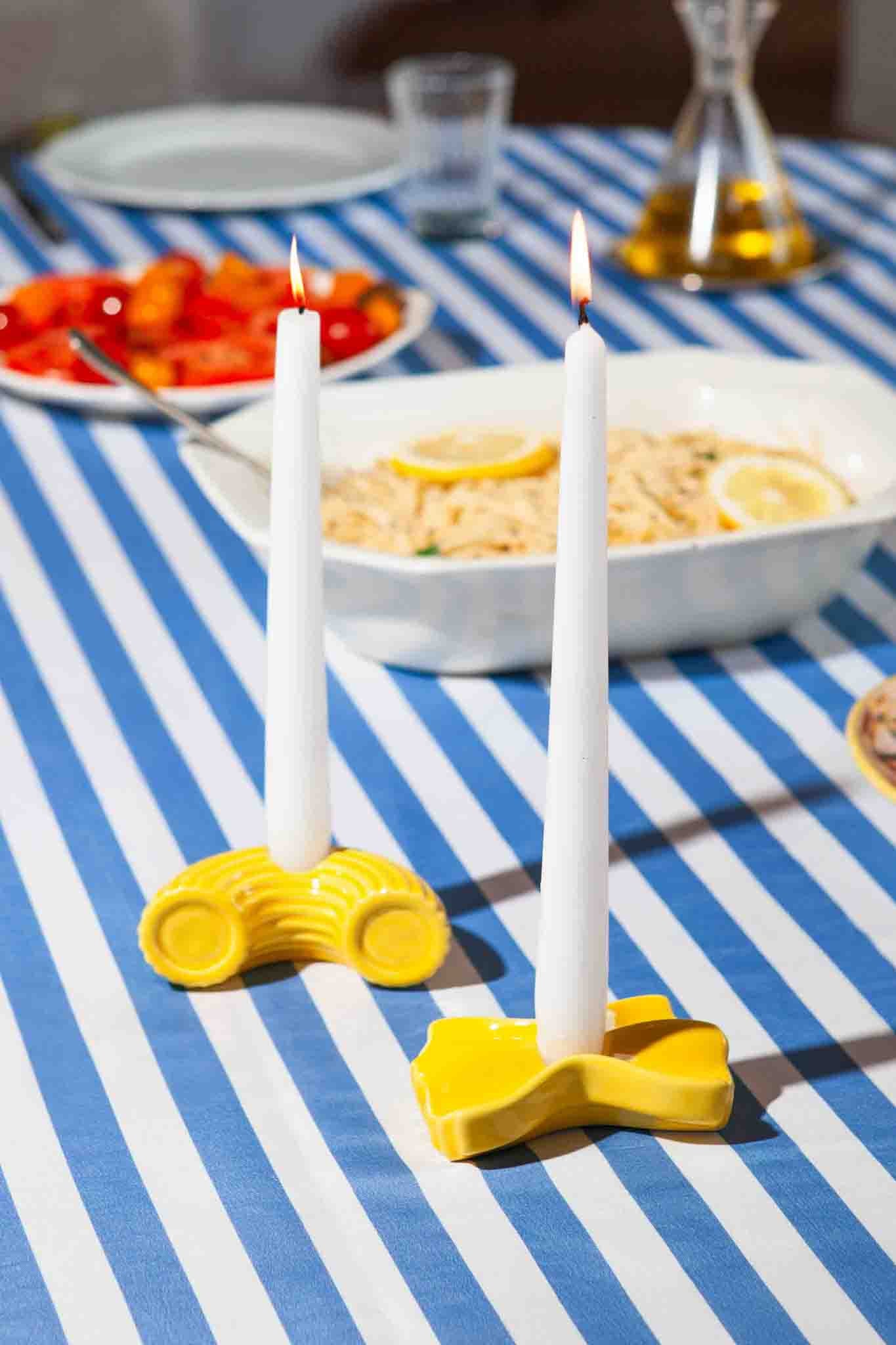Bougeoir en forme de pâtes farfalle jaune, en céramique. 