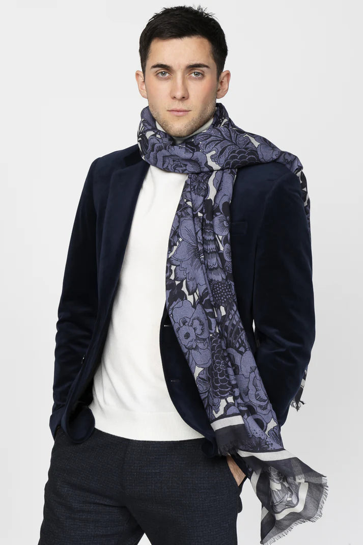 Echarpe fine en coton et laine avec dessin floral, coloris bleu marine, portée.