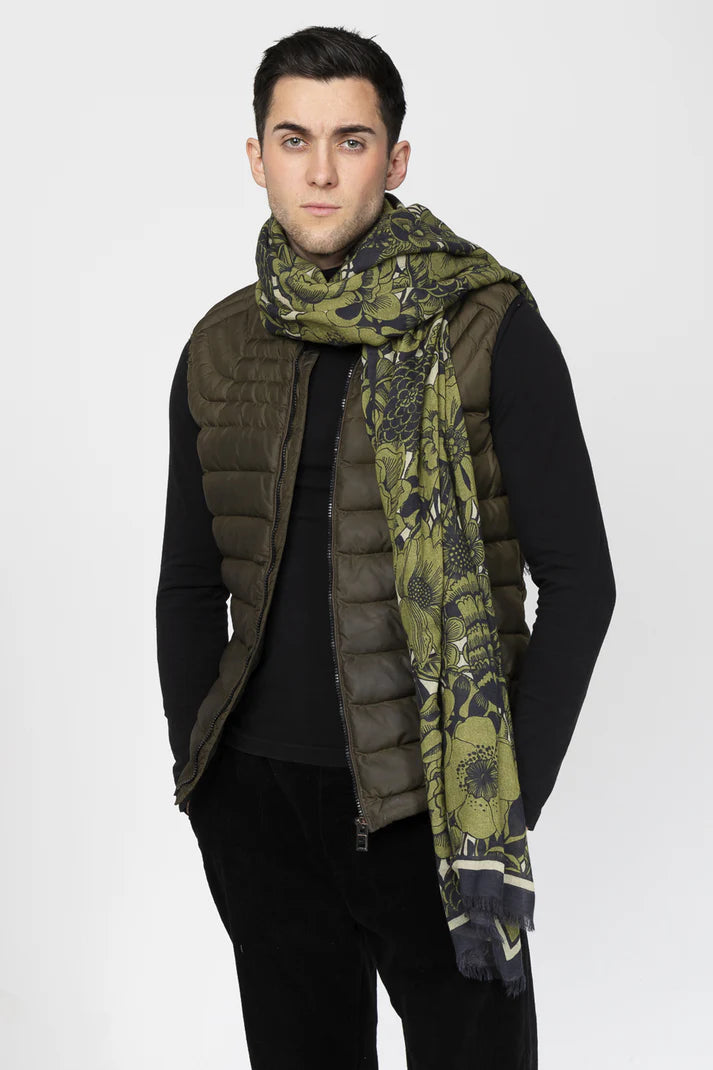 Echarpe fine en coton et laine avec dessin floral, coloris vert olive, porté.