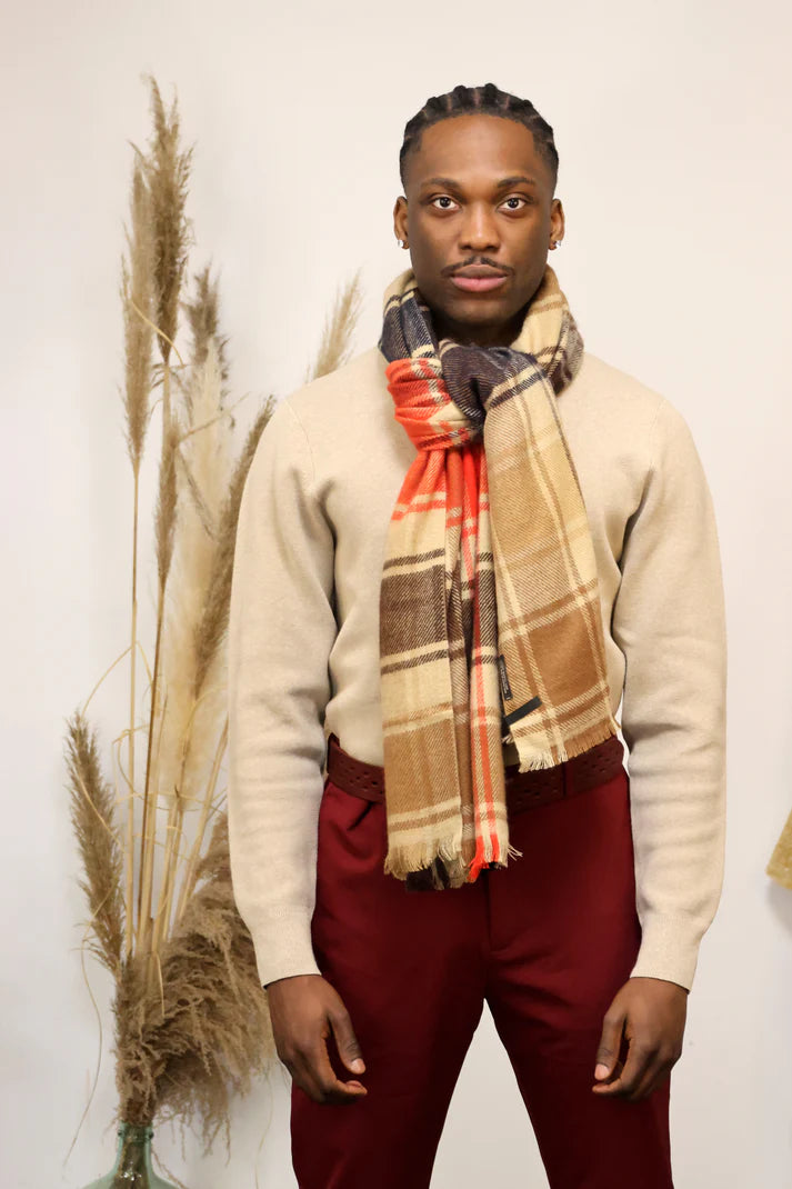 Echarpe en laine à motifs écossais dans les tons orange, marron, beige et bleu foncé.
