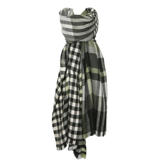 Echarpe en laine à motifs écossais dans les tons verts foncés et noirs.
