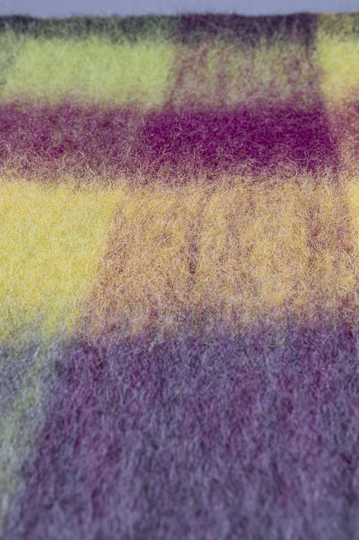 Echarpe moelleuse à carreaux colorés : jaune, vert anis, cerise et grise.